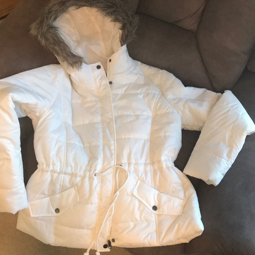 White puffy winter jacket CUTE! Like New